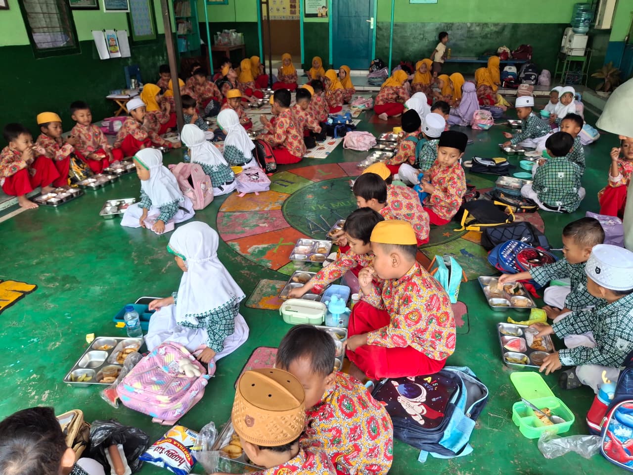 Anak-anak makan bergizi gratis di sekolah